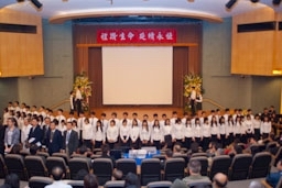 139-學生與校方代表鞠躬感恩