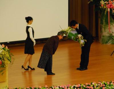 047-醫學系吳庭瑜同學代表向大體老師家屬獻花