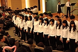 140-學生與校方代表鞠躬感恩