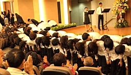 144-學生與校方代表鞠躬感恩