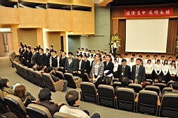 138-學生與校方代表鞠躬感恩