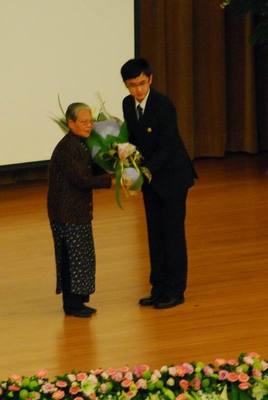 048-醫學系吳庭瑜同學代表向大體老師家屬獻花