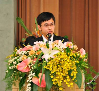 053-醫學系吳庭瑜同學代表向大體老師家屬獻花