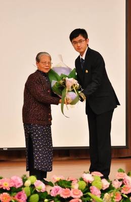 049-醫學系吳庭瑜同學代表向大體老師家屬獻花