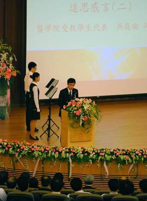 051-醫學系吳庭瑜同學代表向大體老師家屬獻花