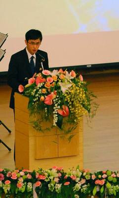 052-醫學系吳庭瑜同學代表向大體老師家屬獻花