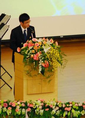 050-醫學系吳庭瑜同學代表向大體老師家屬獻花