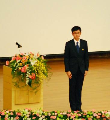054-醫學系吳庭瑜同學代表向大體老師家屬獻花